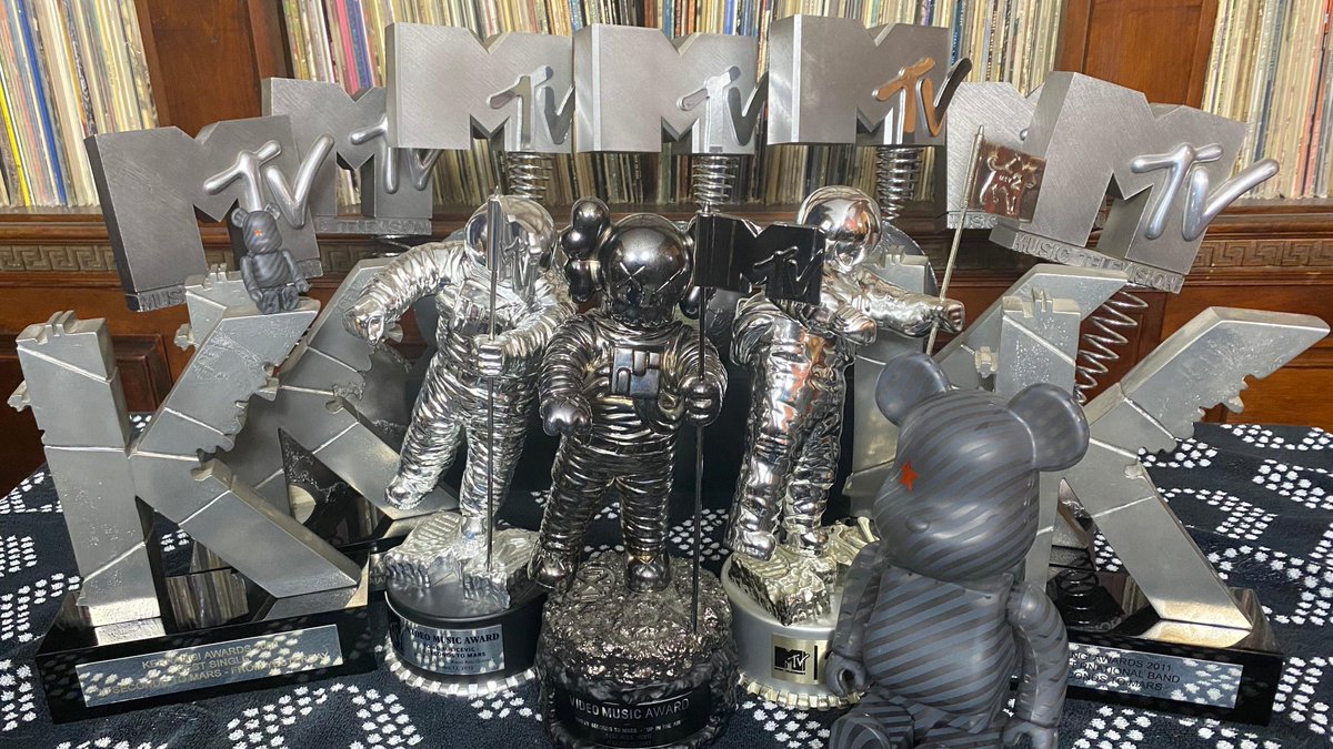 thecollective's tweet photo. "I never really thought of myself as a collector until I woke up one day and had a collection of interesting things."

From MTV Awards, records, and guitars @tomofromearth has gathered quite the collection. 

See more here // https://t.co/oo1ShYLbMN #ASTROUnboxed https://t.co/uK4Wj9SxhH
