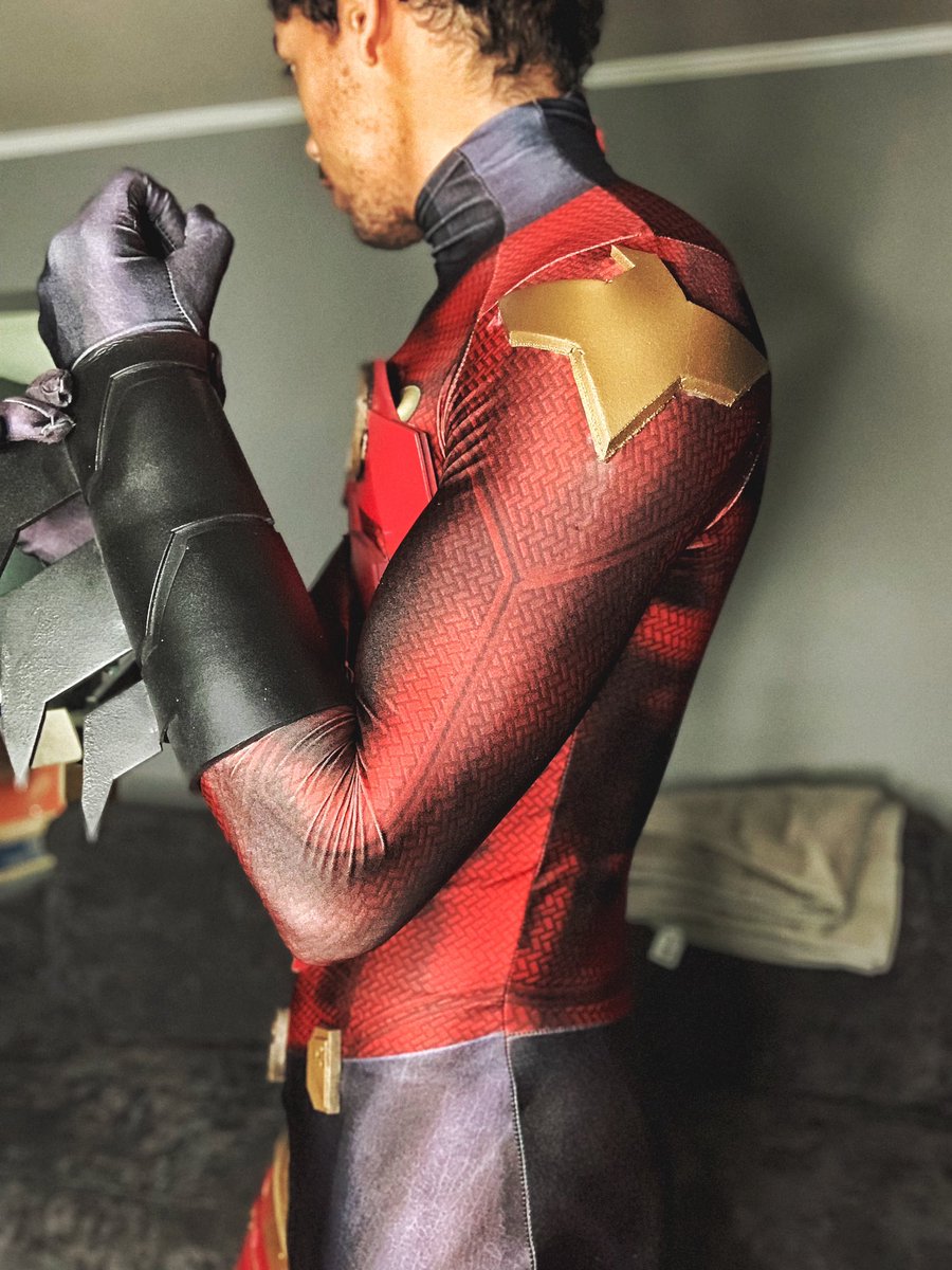 Protege_47's tweet photo. Iβm so proud of this cosplay π. Not done yet of course but itβs coming out so nicely! I do my thing sometimes π#blackcosplayer #hispaniccosplayer #robincosplay #timdrake #robin #dccomics https://t.co/7d6P1bjP4r