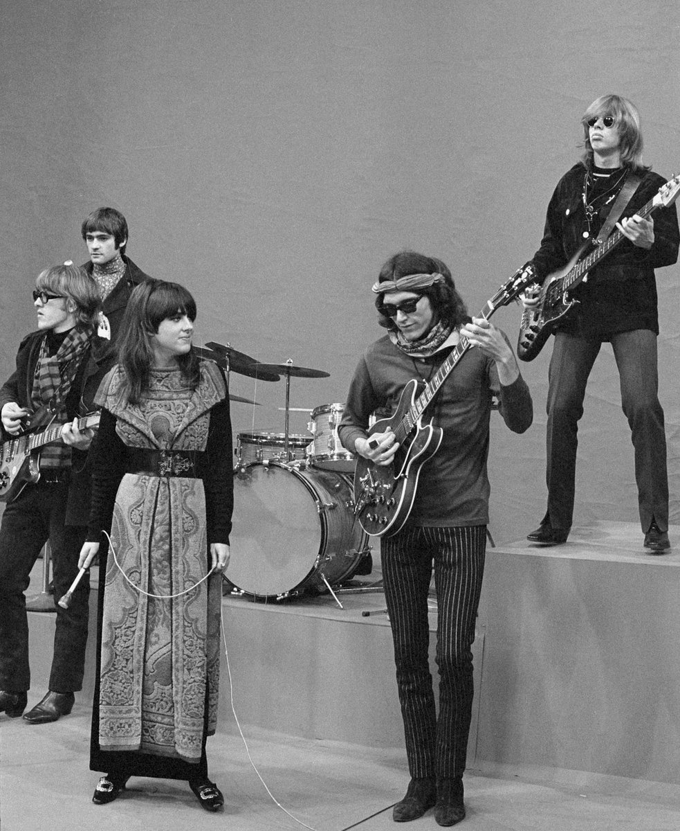 “[Paul Kantner] asked me to cut the mustache and I cut half of it. If I looked one way to give a profile picture I had no mustache and if I looked the other way I had one. I actually played like that onstage one night. Then I shaved it off.” - Jack Casady

📸: Getty Images.