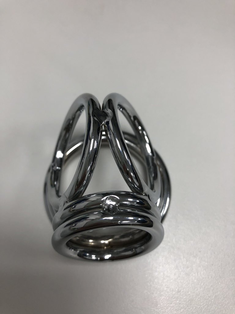 公鸡六环可以看做公鸡三环的升级版，是所有锁中佩戴难度最大的，需要学会“转蛋”和“蛋顶蛋”。可较长时间佩戴，对蛋的虐感很强，缺点是对龟头缺少刺激。我认为这款锁对生育能力有一定影响，未育锁友慎重。