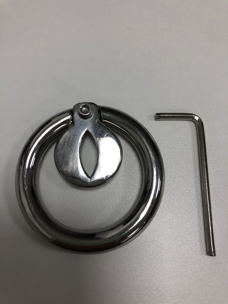 小盖平板锁是我见过最短的锁，连1cm都不到。佩戴后视觉效果非常强烈，而且这款锁做工非常精致。缺点是：因为太短，只能把jj置于腹内，压迫感被削弱。有朋友问戴锁时怎么有效让jj软下来，我的秘决就是人为制造腹泻：喝大量冰水，把冰棍放肚子上等等，效果非常明显！