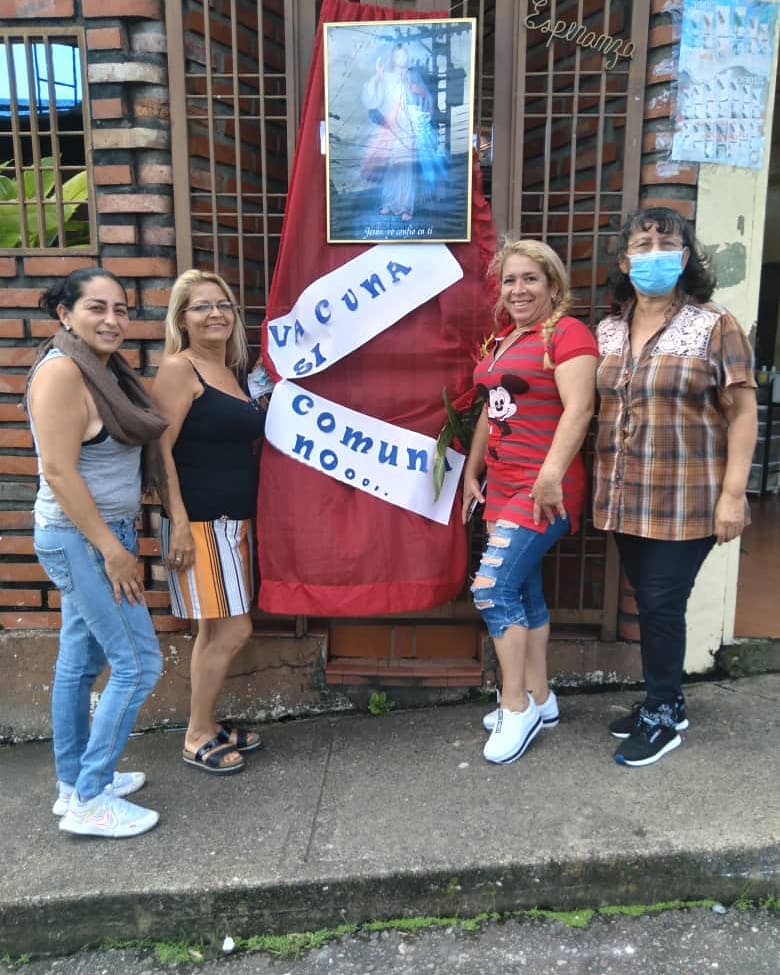 ComunidadesSc's tweet photo. Las comunidades de San Cristobal se pronunciaron hoy en una Jornada de Oracion por la Salud de todos los Venezolanos y la no instalacion del estado Comunal, teniendo siempre la republica bien en alto como principio Ciudadano.

#VacunasSi #ComunasNo #VenezuelaReclama #VacunasYa https://t.co/7zuP1bmWtX