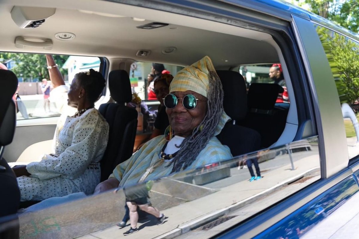OutsideThinc's tweet photo. We have to take a moment and appreciate this woman right here. The lady herself, Dr. Maxine Mimms! 👑 She was a whole mood & vibe during Seattle’s Juneteenth Weekend Celebrations. You can’t deny she has great taste in fashion!! 💁🏽♀️
📸 taken by @mujaleaxp
#OST #Juneteenth21 https://t.co/e8RhSMPFtt