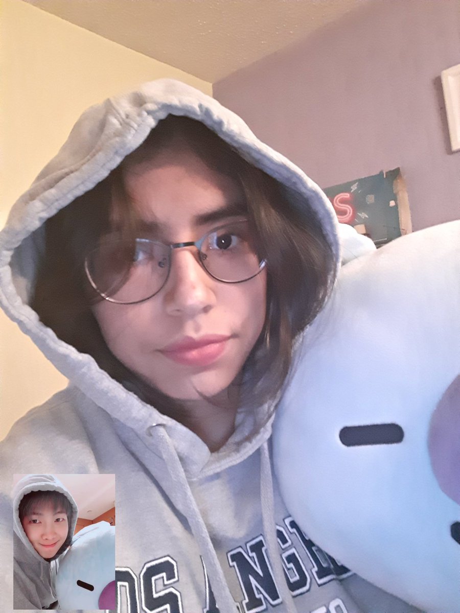 ale_thv95's tweet photo. Mi amiga no ve aviso que con era el 
#ARMYSelcaDay but aquí estoy intentándolo🤷‍♀️❤ https://t.co/n4OaSL5jJz