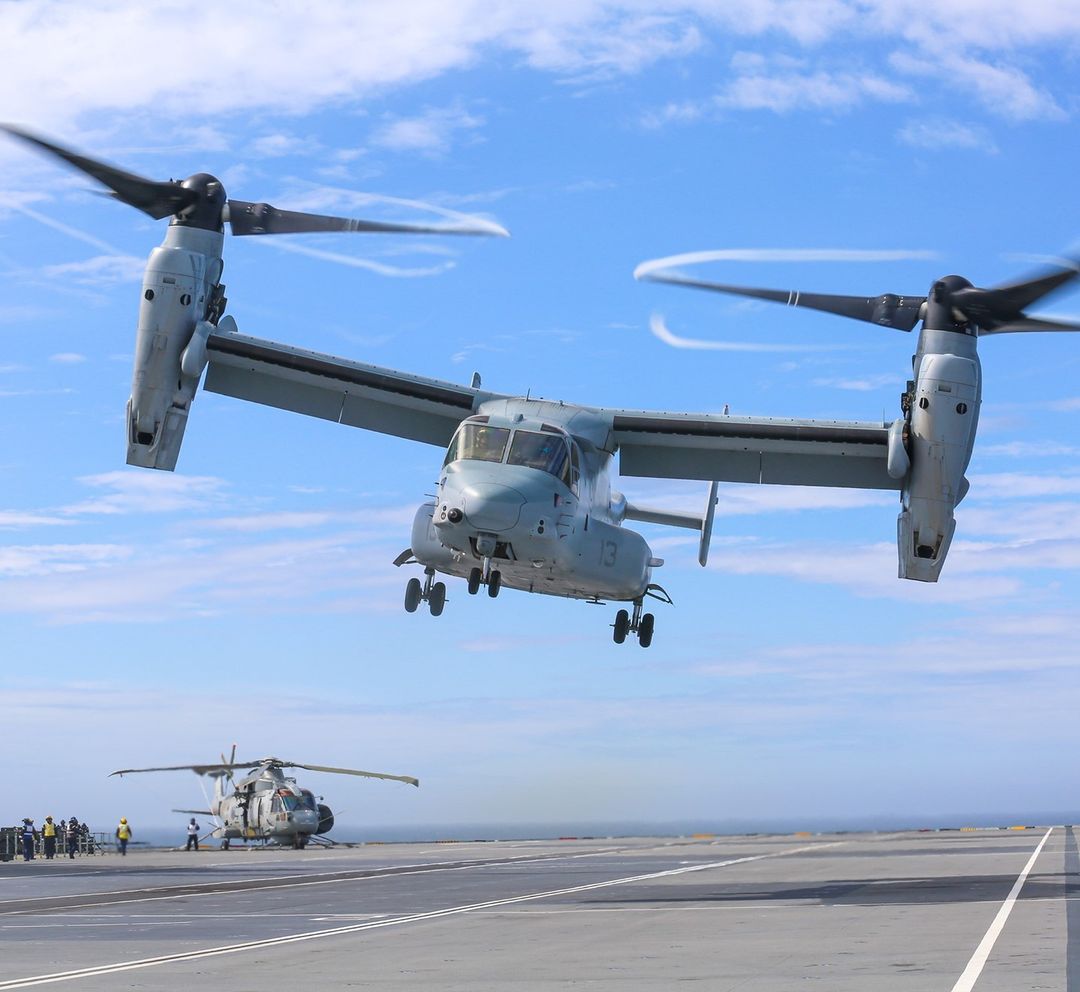 Quick Visit

An MV-22B Osprey with the @24meu, Iwo Jima Amphibious Ready Group, lands on Her Majesty’s Ship Queen Elizabeth, at sea.

#USMC #Marines #Military #UK