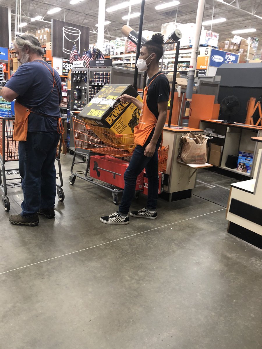 BIG late night Recovery from Cashier Amari thank you so very much for being Aware of your customers. Great job getting a manager involved