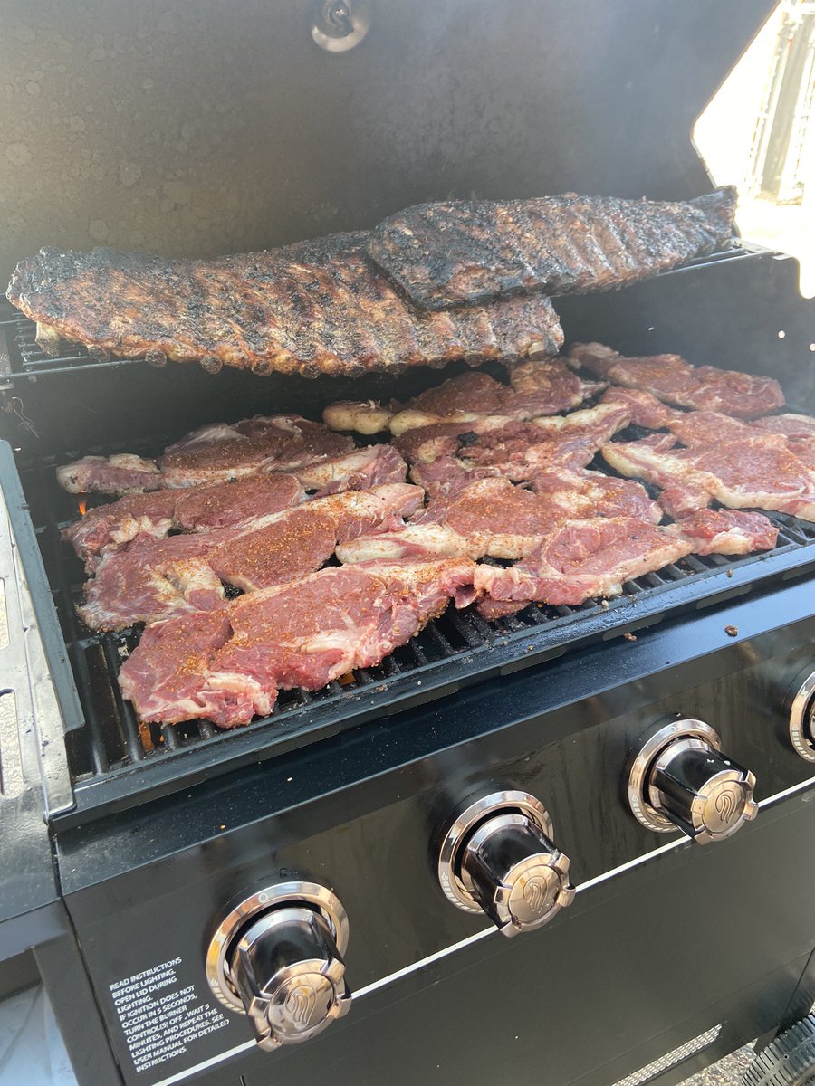 1511’s Famous BBQs are on again !! Started the morning with eggs, bacon and potato hash! Then onto lunch with Ribs, chicken, rib eye steaks, grilled romaine lettuce, corn on the cob, homemade antipasto and Calabrese salad! Desserts galore and fresh fruits! Happy associates !! 😁