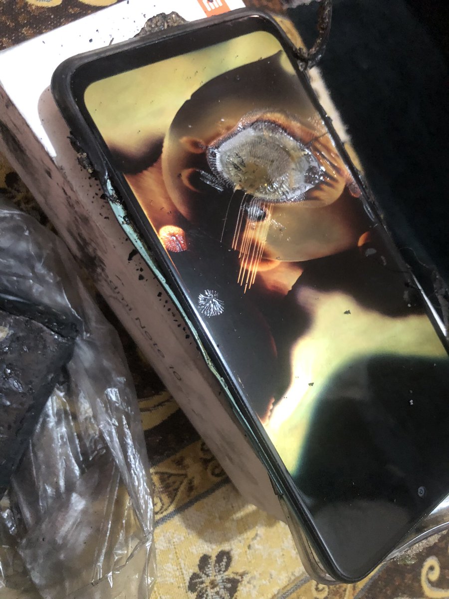 abdallahshebl's tweet photo. @xiaomiegypt @Xiaomi #redminote10series  استعمال اقل من اسبوع الموبايل ساح وبدا يدخن وبقي كده!!! بدون ميكون علي الشاحن او اي مقدمات Used for a week and then it started to explode without a charger https://t.co/NtuJfmqKRh