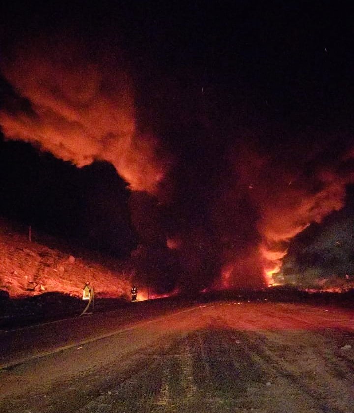 Bomberos Los Andes trabaja en Accidente Vehicular que involucra a 3 camiones, 2 de ellos en llamas, 1 persona fallecida producto del fuego y 2 conductores lesionados, sector 3er cobertizo, Camino Internacional. #RT <a href="/despachoscbla/">Bomberos Los Andes</a> <a href="/BombaAndes/">Primera Los Andes “Bomba Andes”</a>
<a href="/reddeemergencia/">Red de Emergencia ONG</a>