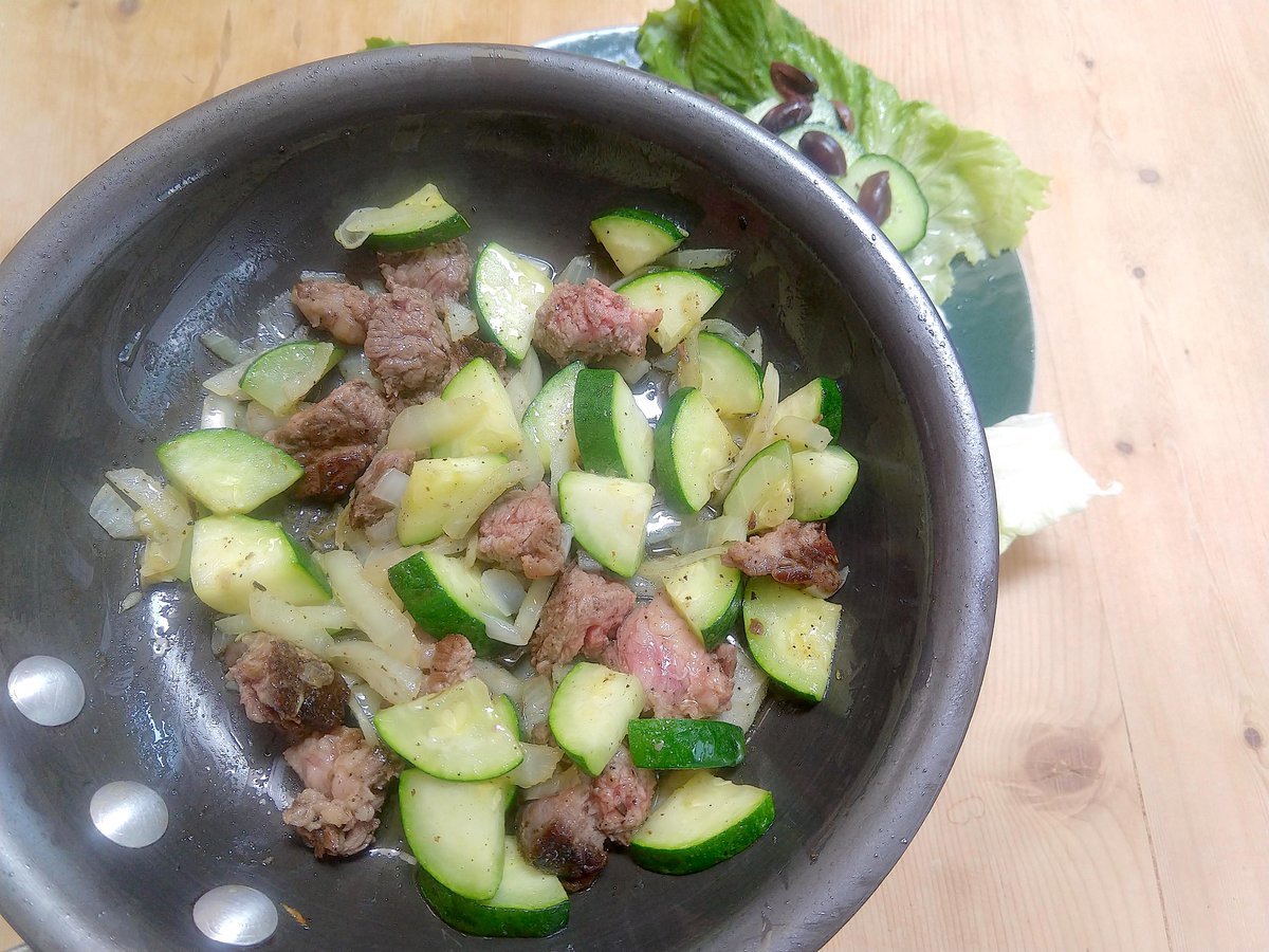 simpaticofoods's tweet photo. Greek Salad Inspired Lettuce Wraps: Lettuce, English cucumber, Kalamata Olives, Sauteed onions and zucchini with leftover New York Steak, feta cheese, and Spicy Peanut Sauce. It was delicious. #organic #GlutenFree #spicy #lettuce #meals #simpaticofoods https://t.co/lFtHntpBiG