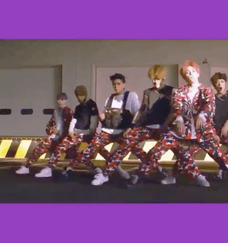 johnny_jaehyun's tweet photo. แล้วเอ็นดูมาก จอห์นจะยืนให้ตัวเท่าเพื่อนทีไรต้องกางขาตลอด ความสูงอะเนอะ 😂😂 https://t.co/mdJb3JjTjg