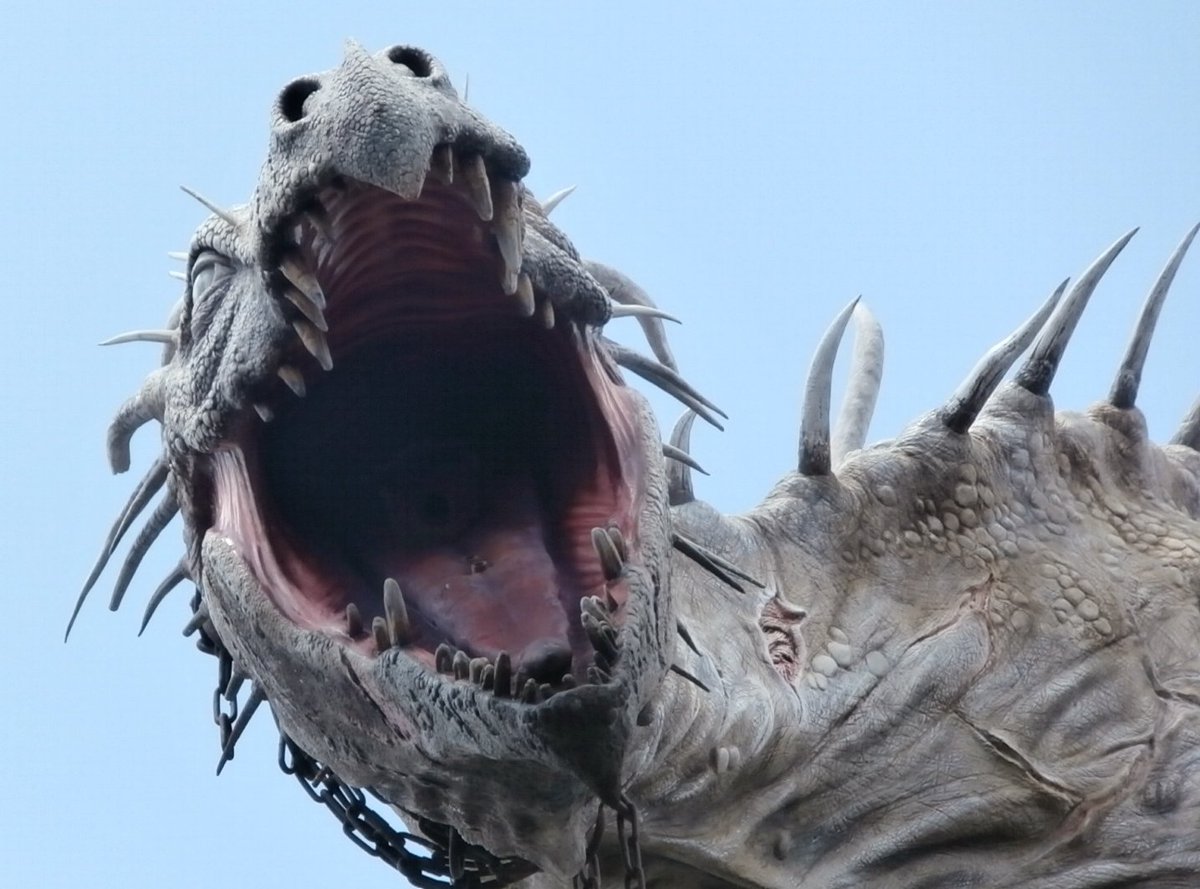 #WorldOfCentury Let's make sure we get a close-up of the best part of that Universal Studios dragon... everyone knows that dragon mouths are best mouths.