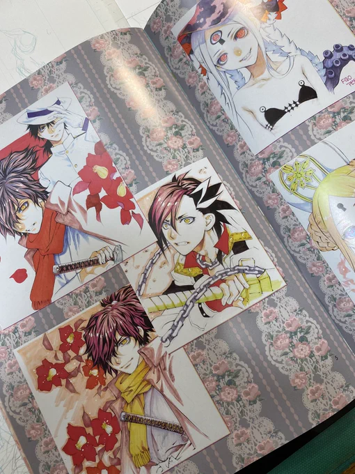 ど、どうしよ。絶対間に合わないと思ってた色紙イラスト集が届きました!来週の東京イベントはツイステスペースいただいてるのですが、ちょっと持っていこうかな。需要あるかな。久々オリジナルの新刊です 