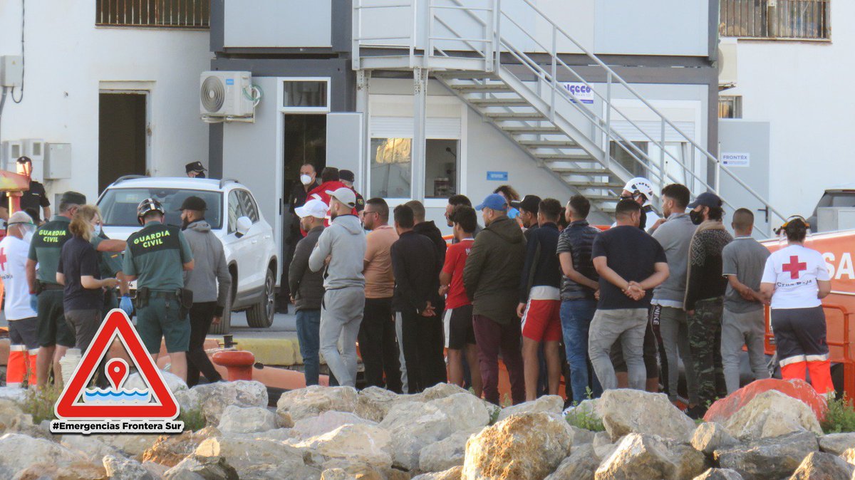 llegada de tres pateras a Motril , con un total de 35 personas , 20 de origen rifeño y 15 de origen Argelino, todos se encuentran bien, y estan en instalaciones policiales, fueron rescatadas por la salvamar Gienah..llegaron sobre las 8:30 de la tarde.