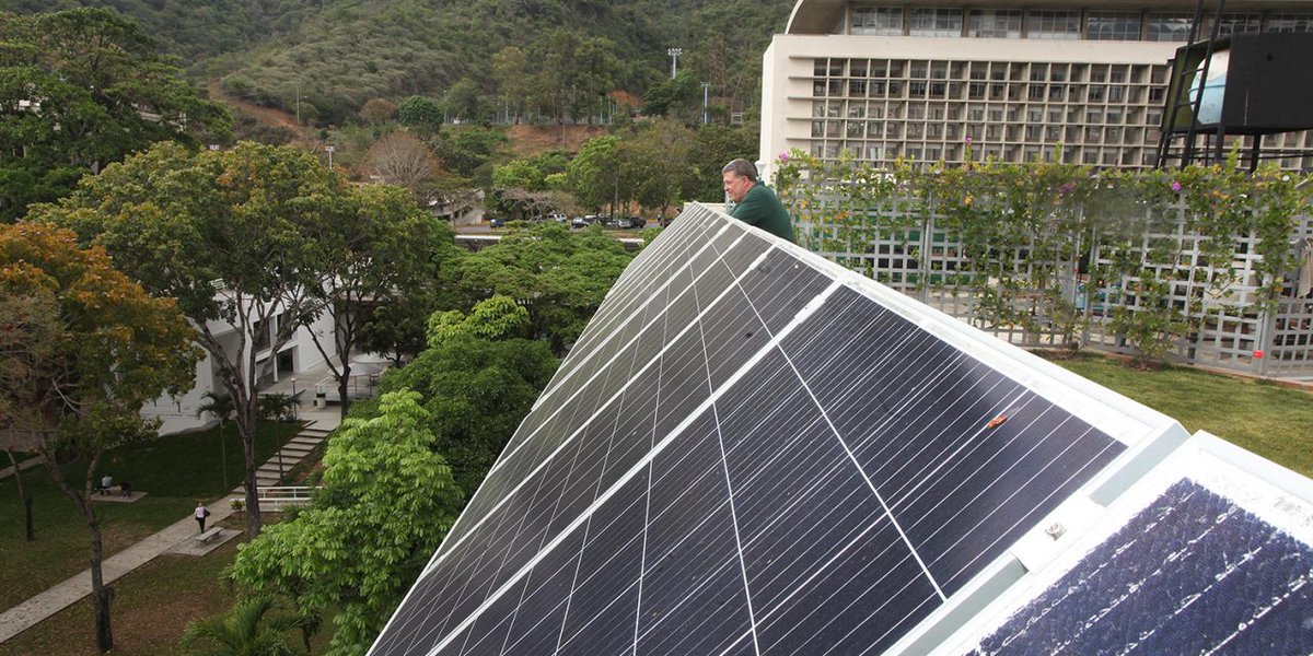 enlaucab's tweet photo. La UCAB instaló en su #TechoVerde 30 paneles solares y una turbina eólica, que servirán como herramienta pedagógica para apoyar los programas de pregrado y postgrado sobre cambio climático y generación de energía ecoamigable.
#UCABTech🌱➡ https://t.co/8rDEgiWNIf https://t.co/SImNCkLzme
