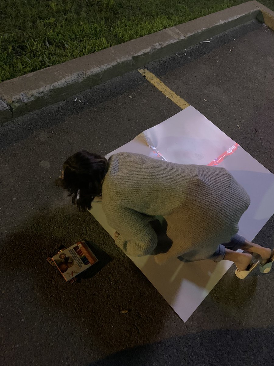 Intradaymoney's tweet photo. #amc Currently making signs . Putting them everywhere https://t.co/qrSLysDxZn