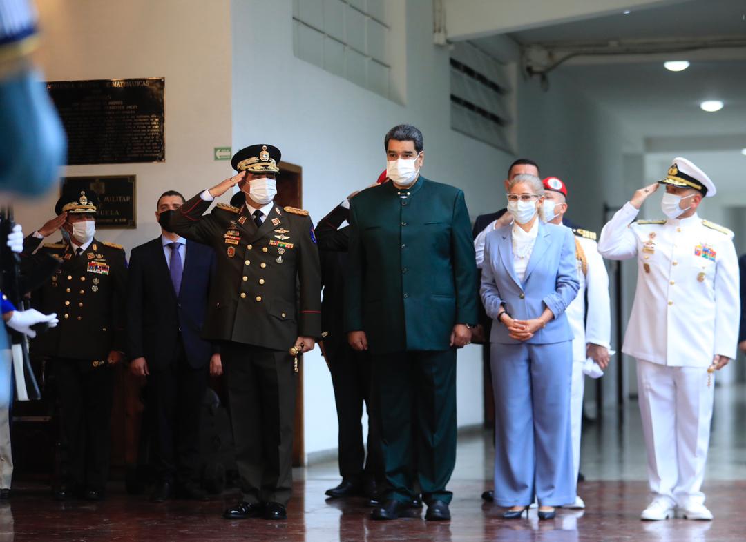 NicolasMaduro's tweet photo. Me siento feliz de visitar la Casa de los Sueños Azules, forjadora de nuestra juventud militar, generación que se forma para la defensa integral de la Patria. Serán las y los Generales de la era del Tricentenario y más allá. La FANB es garante de la Paz y la estabilidad nacional. https://t.co/NqSwu8N4Td