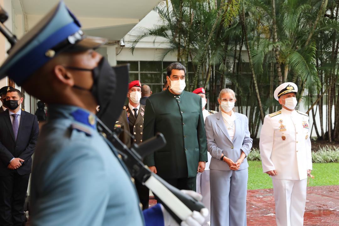 Me siento feliz de visitar la Casa de los Sueños Azules, forjadora de nuestra juventud militar, generación que se forma para la defensa integral de la Patria. Serán las y los Generales de la era del Tricentenario y más allá. La FANB es garante de la Paz y la estabilidad nacional.