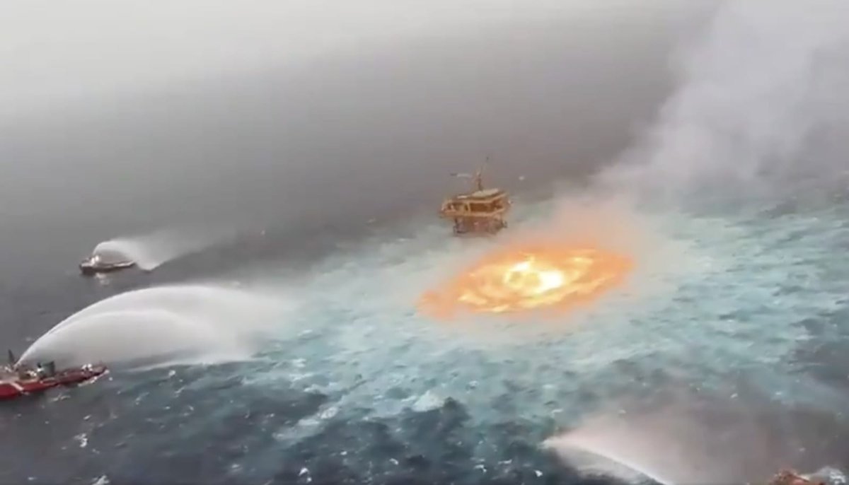 Se busca a <a href="/rocionahle/">Rocío Nahle</a> y a Octavio Romero.

Van más de 12 horas del incendio de ducto submarino en el golfo de México y están desaparecidos.

Está fotografía representa a la perfección la ineptitud de Morena.