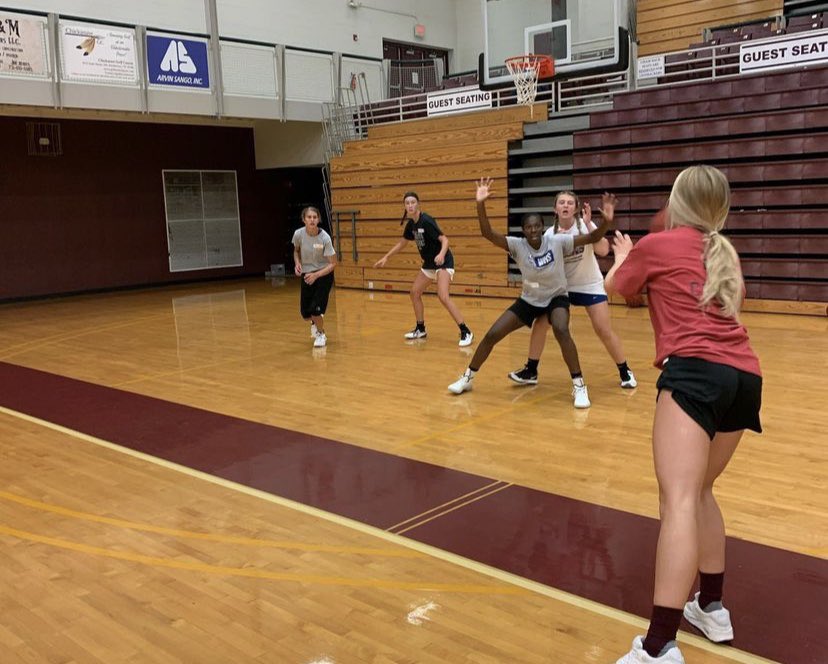fhuwbb's tweet photo. Post Camp ☑️
What an awesome day to have these girls come and learn about the details and skill it takes to be a great post player! They put in some work! 💪🏻🦁 https://t.co/Eh7ZvkdHNo