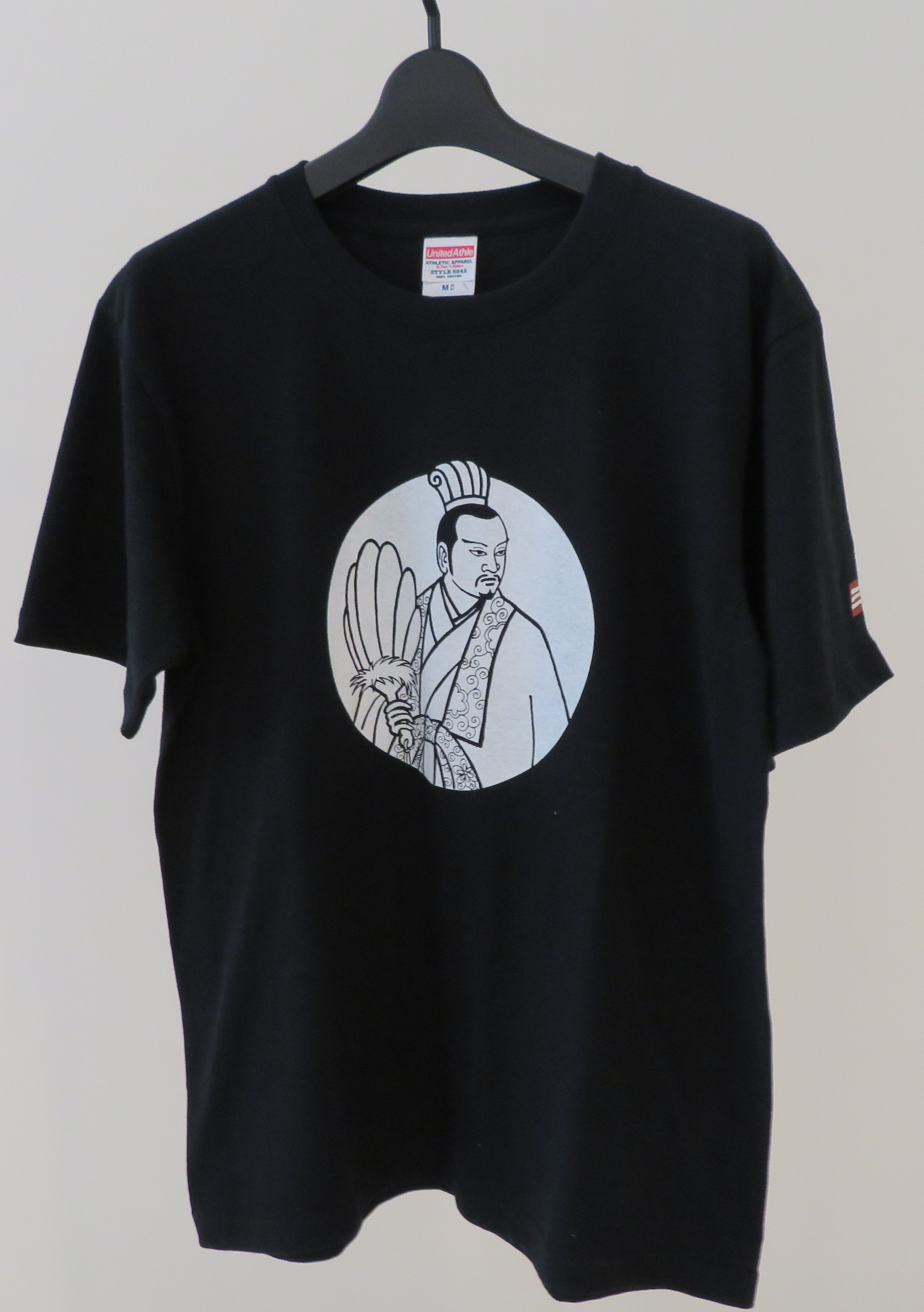 飯田市川本喜八郎人形美術館 三国志ファン必見グッズ 三国志tシャツのご紹介 全４種類 孔明 関羽 三兄弟 白と黒 販売しています 身近なtシャツの歴史 意外と浅いってご存じですか これからの季節の必須アイテムを ブログで詳しく紹介