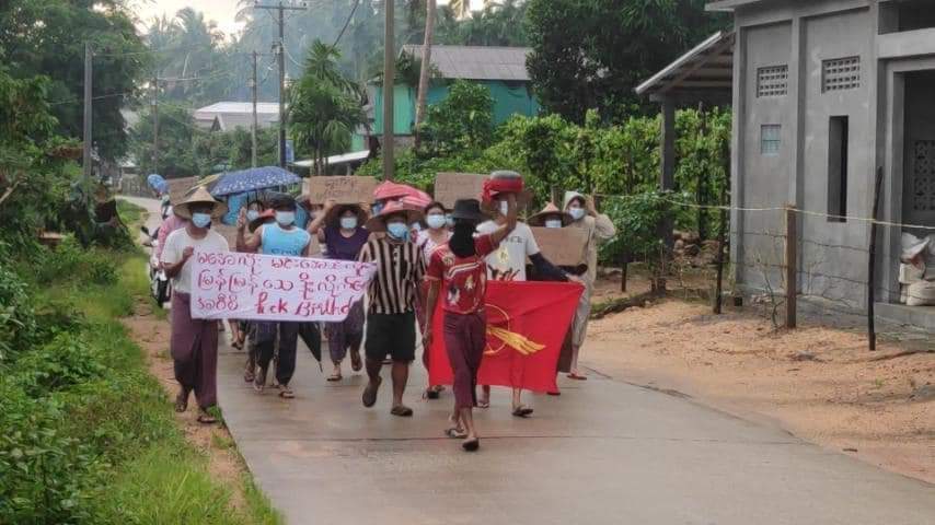 t2lwin's tweet photo. Locals from #NyinMaw village, LaungLone Township staged a protest against the dictatorship this morning.

#MurdererMinAungHlaing
#July3RevileStrike
#WhatsHappeningInMyanmar https://t.co/8qIIJPehx3