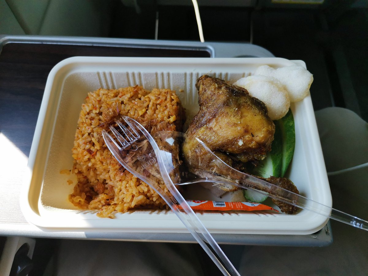 yudhapersada's tweet photo. @KAI121 Min, nasi goreng parahyangan di Argo Bromo Anggrek tgl 3 Juli 2021 dari Gambir jam 8 pagi kok agak beda ya? Packagingnya beda dan jadi tidak ada tulisan menu makanannya, isinya pun beda, jadi tidak ada telurnya. https://t.co/GEWcdlEI3W