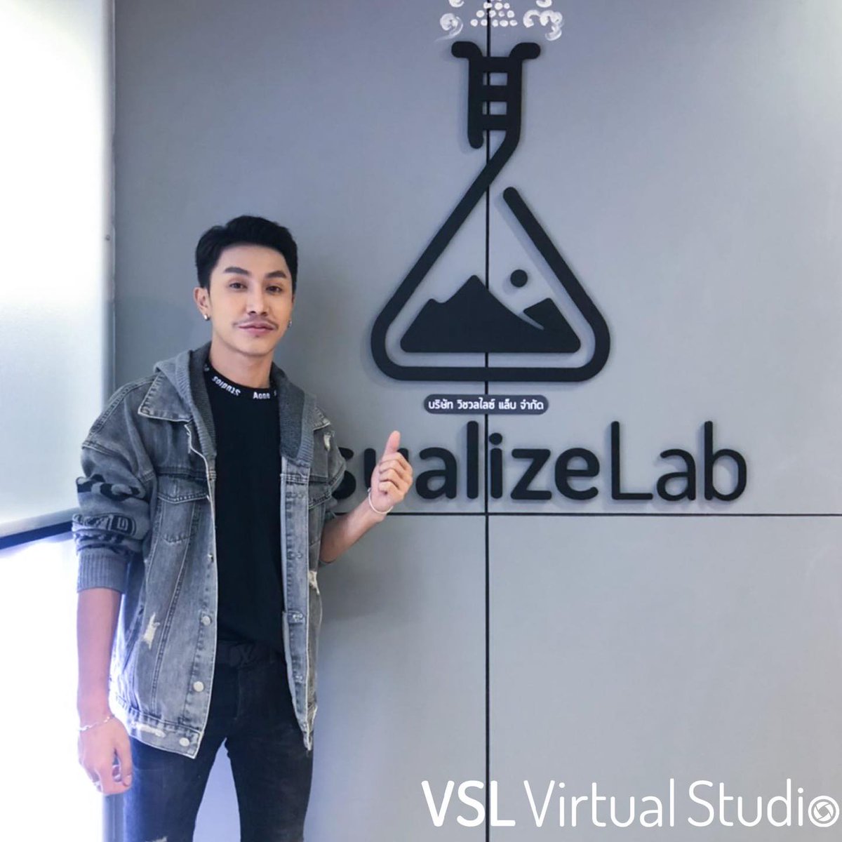 VisualizeLab's tweet photo. เตรียมมาม่วน มาจอย กับ  #VirtualConcert ประกวดหา ดาวรุ่งลูกทุ่งเสียงทอง ร้องสู่ฝันปั้นเป็นดาว ✨🎙✨ ซึ่งนำทับโดย #ครูสลาคุณวุฒิ #หญิงลีศรีจุมพล #เอิ้นขวัญวรัญญา #ตรีชัยณรงค์
#BigoLive #BigoLiveThailand #ดาวรุ่งลูกทุ่งเสียงทอง #ร้องสู่ฝันปั้นเป็นดาว #VSLVirtualStudio https://t.co/WQsrnsji6Q