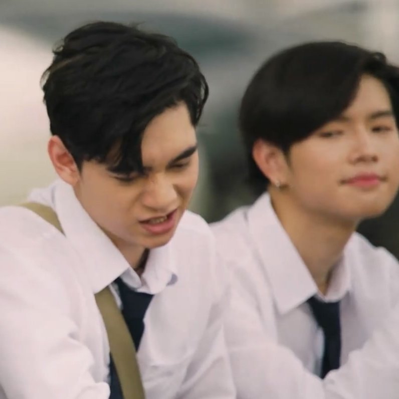 slowmotweets's tweet photo. Love the way Bom is crushing hard on Jin... but I can't help but notice the cuties in the background! 😂🤣 #BbombJin #SongJay #KaownahTurbo #kaownah #turbotb #KaoBo
#NitimanEp5 #Nitiman #NitimanTheSeries https://t.co/gvXCuJ54ZQ