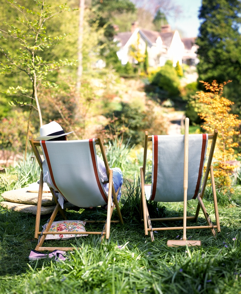 DanDuchars's tweet photo. I hope you get time to relax in the garden this weekend.
Shot on film, a looong time ago.
Styled by @planetcottingham who I still miss working with in our industry (don't panic, she's still alive!)
Intense and tiring modelling by @my_plant_lyfe https://t.co/nxfOgV9FEz