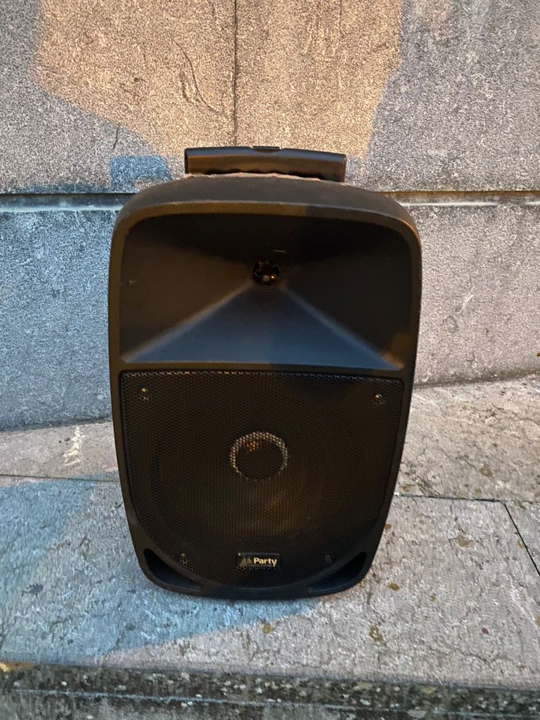 Todavía hay alguien que no sepa que a ciertas horas de la noche no se puede tener música a todo volumen?😠😠
Esta noche hemos retirado 4 altavoces de gran potencia en botellones en zona Archivo, parque Ilargui Enea y Blas de Laserna.
Piensa en los vecinos que intentan descansar!