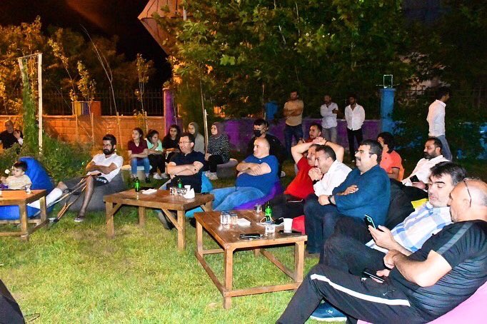 Gençlik ve spor ailesinin değerli mensupları ve Şırnaklı genç kardeşlerimizle <a href="/GSB_SirnakGM/">Şırnak Gençlik Merkezi</a> nde buluştuk. Memleketimizin her köşesinde umut fidanları coşkunca serpiliyor. Sıcak bir yaz akşamında canlı müzikle gönülleri serinleten bir muhabbet ortamını yaşadık.