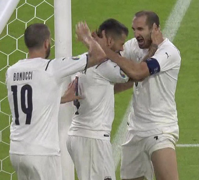 DDLZaniolo's tweet photo. Foto a sinistra: Spinazzola omaggiato dai “leader” azzurri per un salvataggio
Foto a destra: Spinazzola in lacrime per l’infortunio consolato dal solo Bryan Cristante

Questo e’ il vostro famosissimo “gruppo unito”, siete la merda @Vivo_Azzurro @bonucci_leo19 @chiellini https://t.co/NaWP4iMPc6