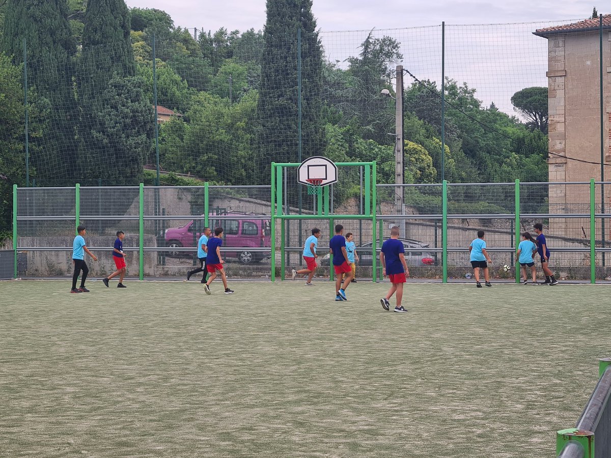 Aujourd'hui dans le cadre du tournoi de #futsal organisé par le pôle médiation <a href="/LodevoisLarzac/">Communauté de communes Lodévois et Larzac</a> le @Poleemploi_oc  de <a href="/ClermontlH/">Changeons 34800</a> anime un stand "pole emploi et toi". Tablettes numériques entre les mains, les #jeunes découvrent nos services dans une ambiance sportive et citoyenne