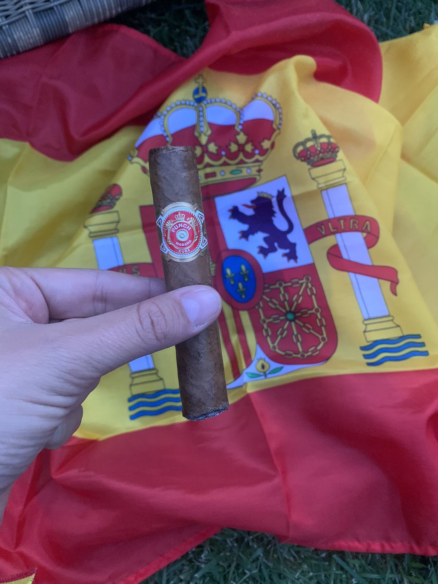 CigarsMyLife's tweet photo. Viva España! #Cigars #habanos #cigarsoftheday #cigarlover #habanoslover #cigaraficionado #cigaroftheday #botl #cuba #habanosspecialist #zigarren #sotl #雪茄 #cigarsmoker https://t.co/L8anSUjgfT