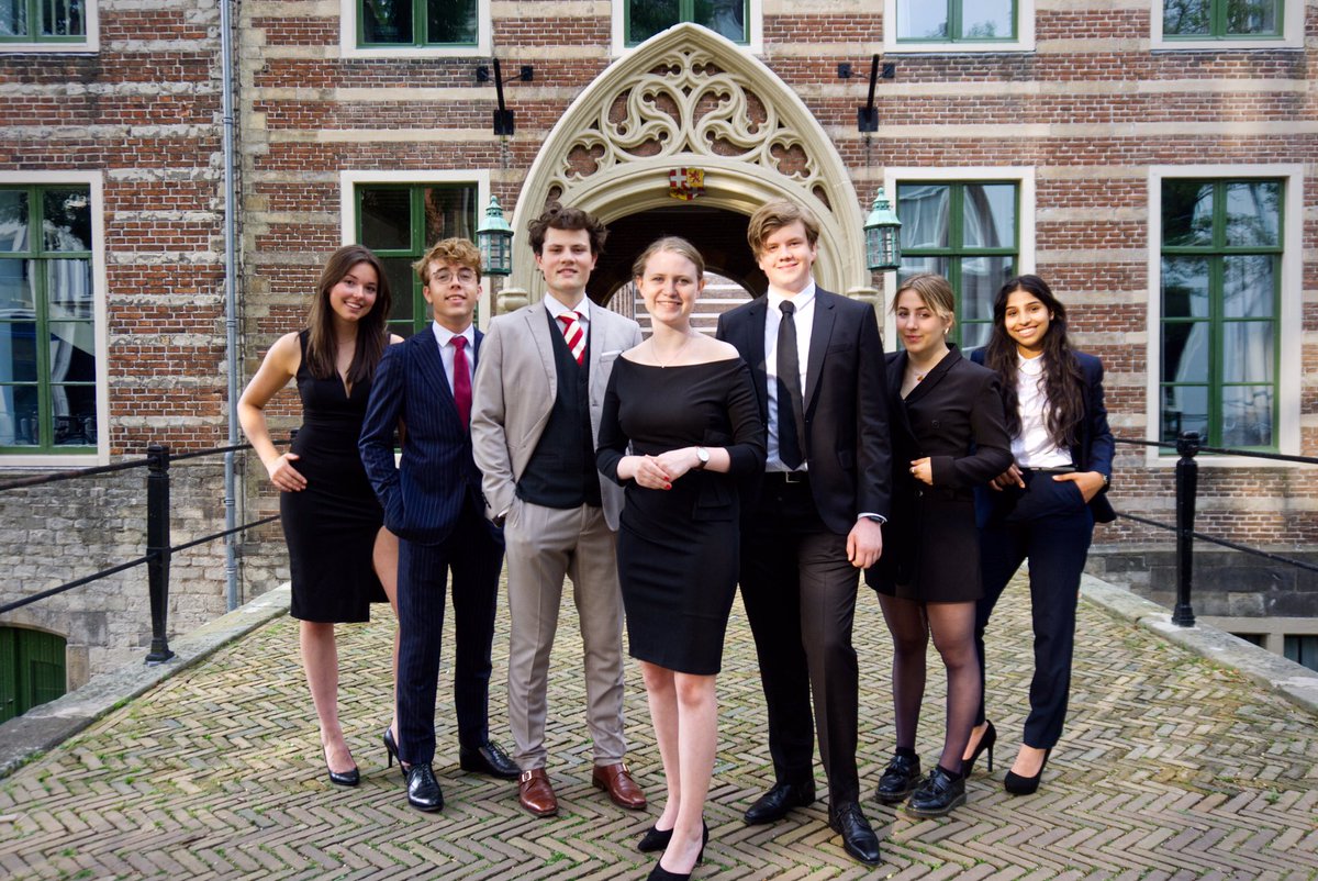 Mijn LAKS-avontuur zit erop. Samen met mijn bestuursgenoten hebben we gisteren plaatsgemaakt voor onze opvolgers. Ik kijk terug op een mooi, bevlogen en betekenisvol jaar voor middelbare scholieren waarbij we verder hebben gekeken dan enkel de acute crisis. Erg trots en dankbaar!