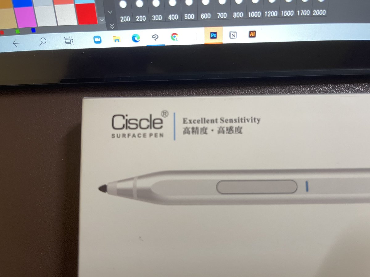 naryu776's tweet photo. デジタルでイラストを描くときにsurfaceの純正ペンがやたらブレるので、Amazonで評価の高かったペンに買い替えました。
#Ciscle というメーカー。
今のところブレないし、描きやすいし大満足です!
お値段1/3ぐらいだし👍 https://t.co/xQIvII8RX3