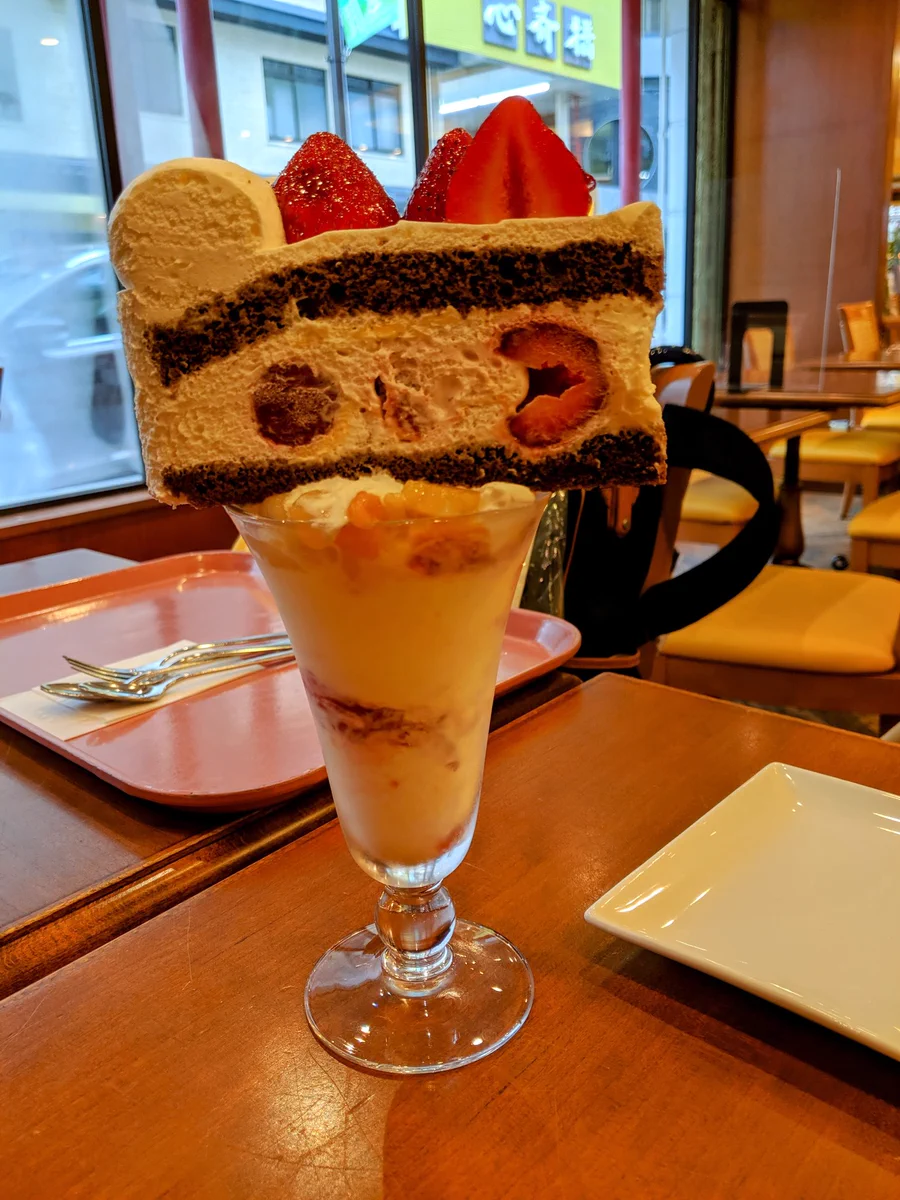 大阪のカフェで注文したケーキパフェが衝撃的！想像の斜め90度真上のものとは一体！？