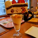 大阪のカフェで注文したケーキパフェが衝撃的!想像の斜め90度真上のものとは一体!？