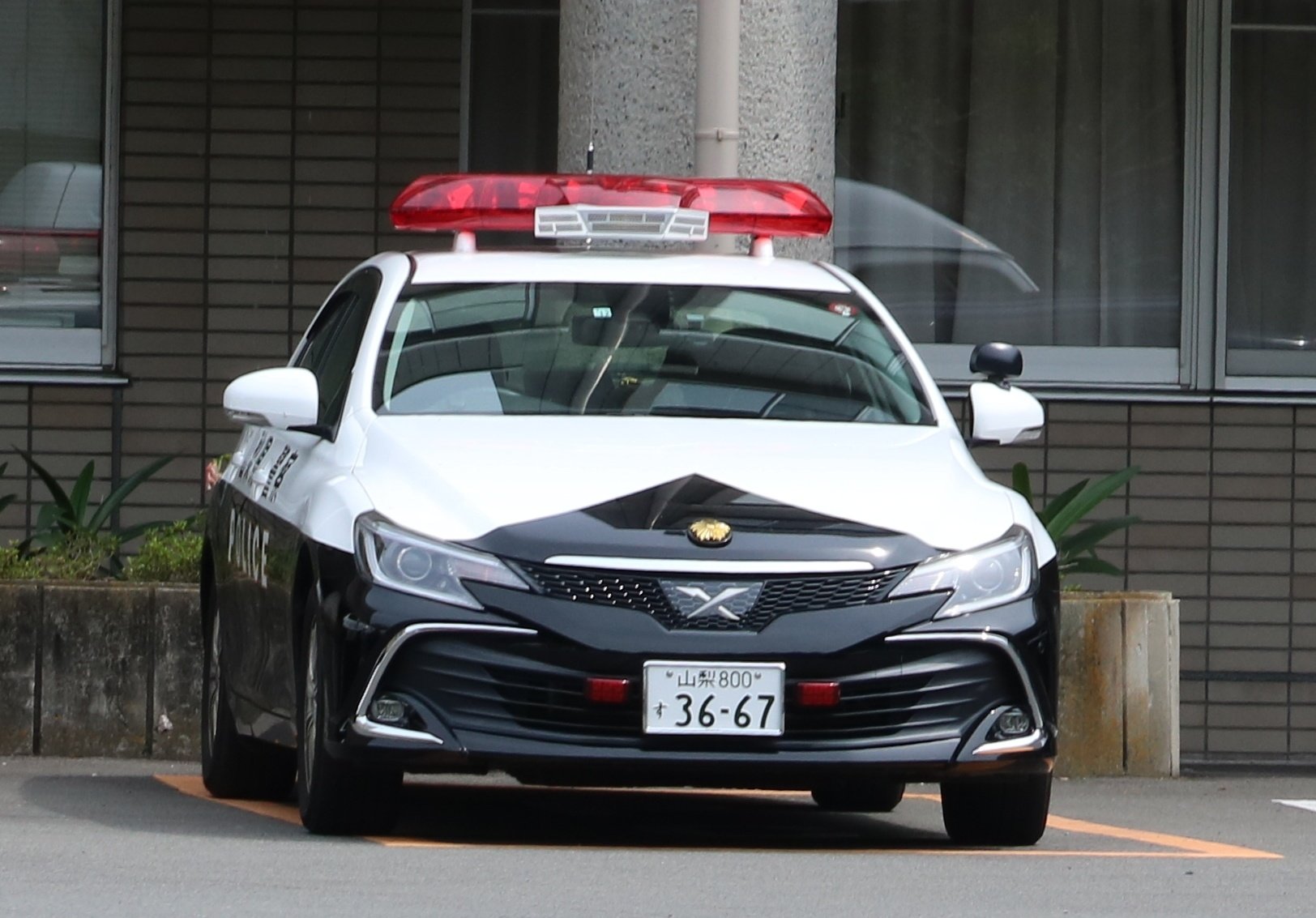 北九機動撮影 山梨県警察 大月警察署 マークx パトカー 山梨県に来るまでマークxは 交通パトカーと思っていましたが 地域パトカーでの運用みたいですね 比較的多くの警察署に 配置されていますが 代わりにゼロクラ警ら車を 1台も山梨県内で遭遇せず