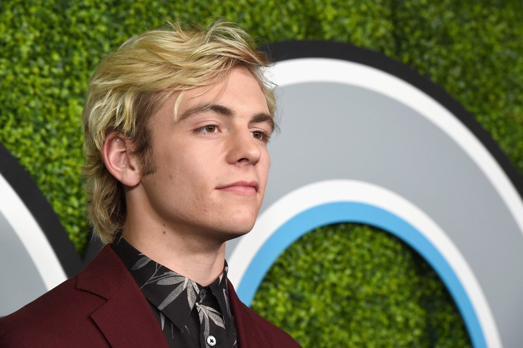 thinking about ross lynch looking like a princepic.twitter.com/SZWAxgNIKI.