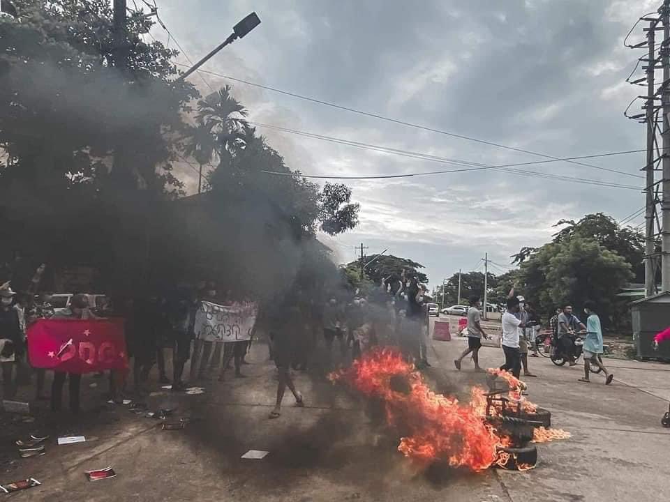 LeongWaiKitCNA's tweet photo. Protesters across #Myanmar show defiance today on army chief’s 65th birthday 

One group in PaO, Shan, held a strike where protesters urinated on photo of Min Aung Hlaing

In #Yangon, @Khithitofficial reports a funeral protest, burning ‘coffins’ (pic below) https://t.co/JJC3Viwgfd