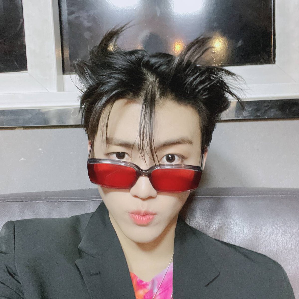 b-JM🐰 

"huhu selca kaya gini yang kamu pengen?!"