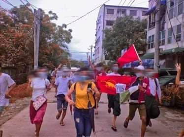 the0nlyak's tweet photo. In Insein, protesters led by the Union of Basic Education Students set fire to Min Aung Hlaing  statue.
#July3Coup 
#WhatsHappeningInMyanmar https://t.co/oqSH2S1Ql5