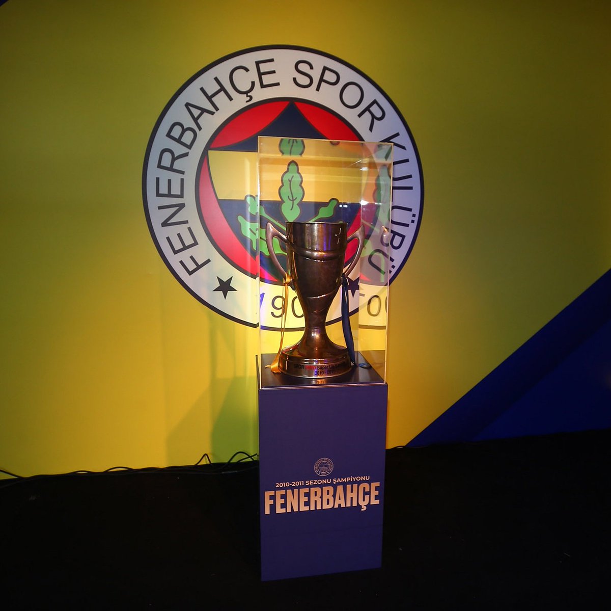Lisegfbcom's tweet photo. Bundan tam 10 yıl önce başlattığımız direniş,geçtiğimiz günlerde sonucuna ulaştı.
 
3 Temmuz Kumpası’nın 10. yılında, ilk günkü duruşla;

FENERBAHÇE SON KALEDİR, Y I K I L M A Z !
#3TemmuzDestanı https://t.co/DSJie1GjYl