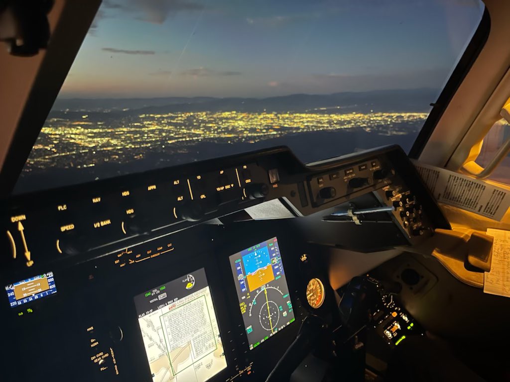 FFOA_Org's tweet image. Best office view in the world. Quick flight (22 min) from LAX to BFL in the Hawker.  #flying #pilotlife #privatejet #learntofly