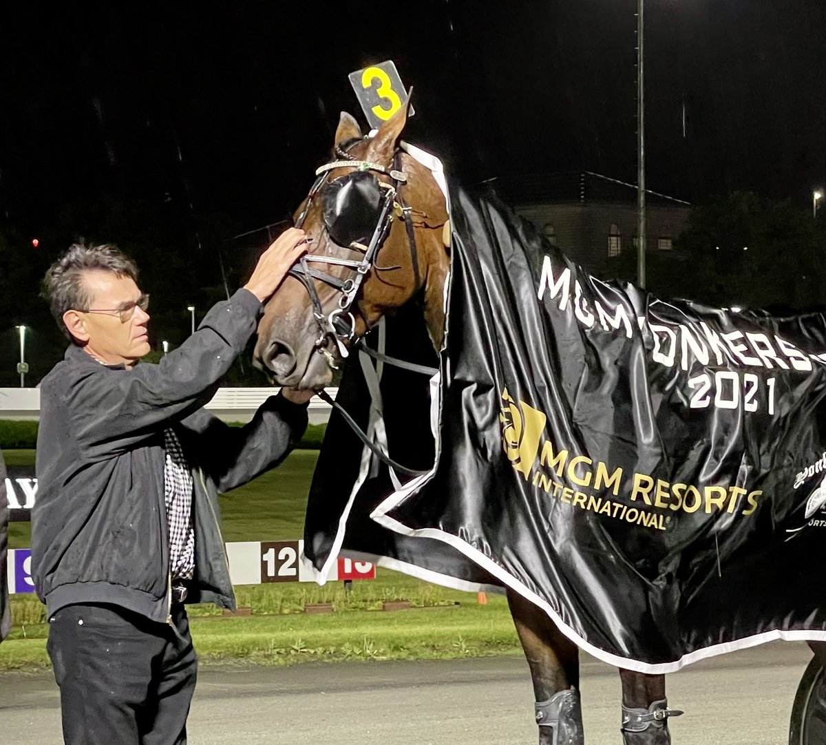 DRFHarness's tweet photo. John Campbell congratulates Yonkers Trot winner Johan Palema.  @YonkersRaceway https://t.co/y9YgBz4FkY