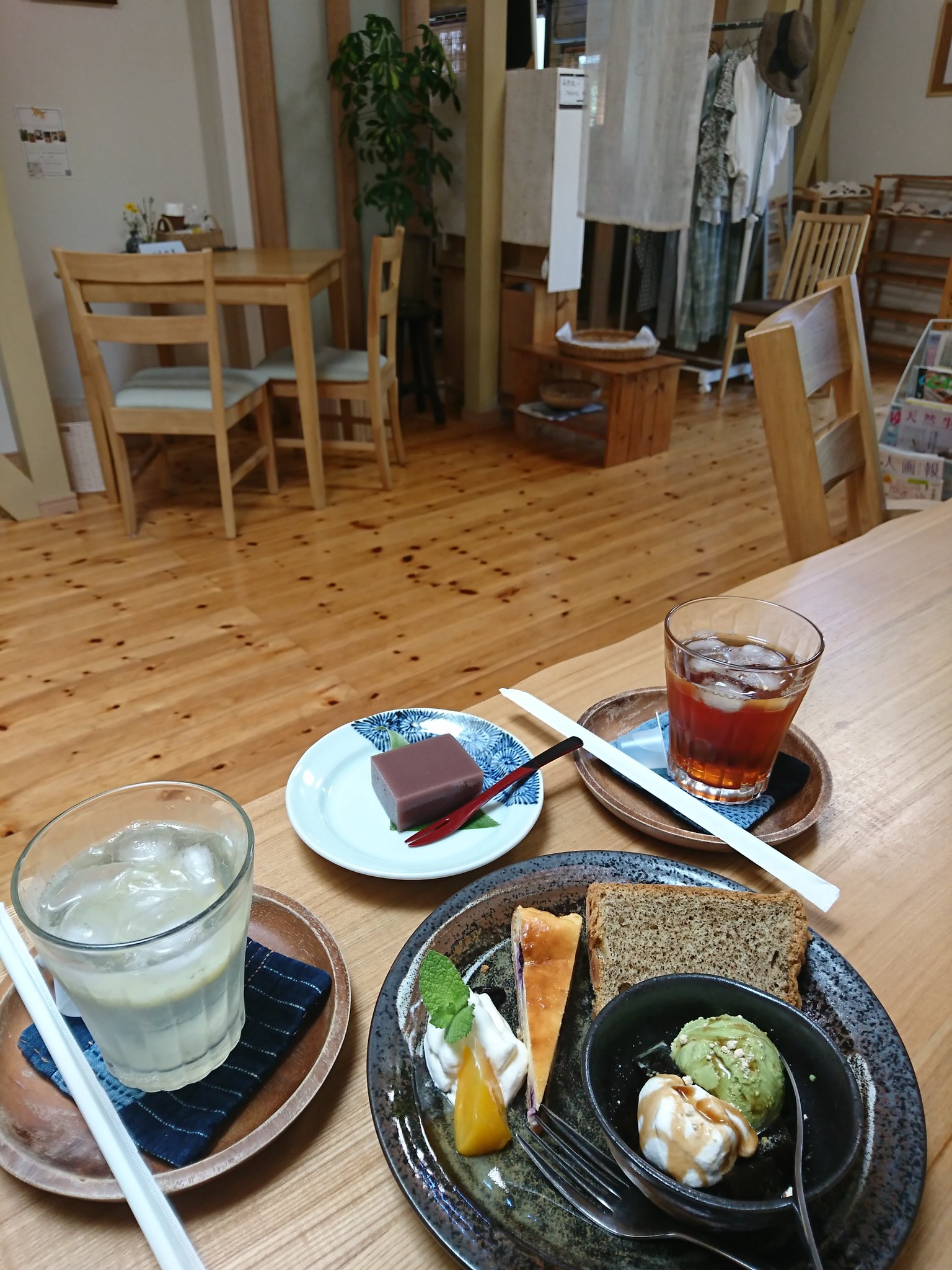 おでかけ新潟 ここ行く為に有給取ったよ よりみちカフェ 柏崎市番神 お好きなスイーツ3種盛り 300 水ようかん 100 ドリンク各 0 ランチも美味しいけど お茶にもオススメのお店 店内に手作り雑貨やアクセサリーがあってとっても可愛かった おでかけ新潟 ここ行く為に有給取ったよ よりみちカフェ 柏崎市番神 お好きなスイーツ3種盛り 300 水ようかん 100 ドリンク各 0 ランチも美味しいけど お茶にもオススメのお店 店内に手作り雑貨やアクセサリーがあってとっても可愛かった