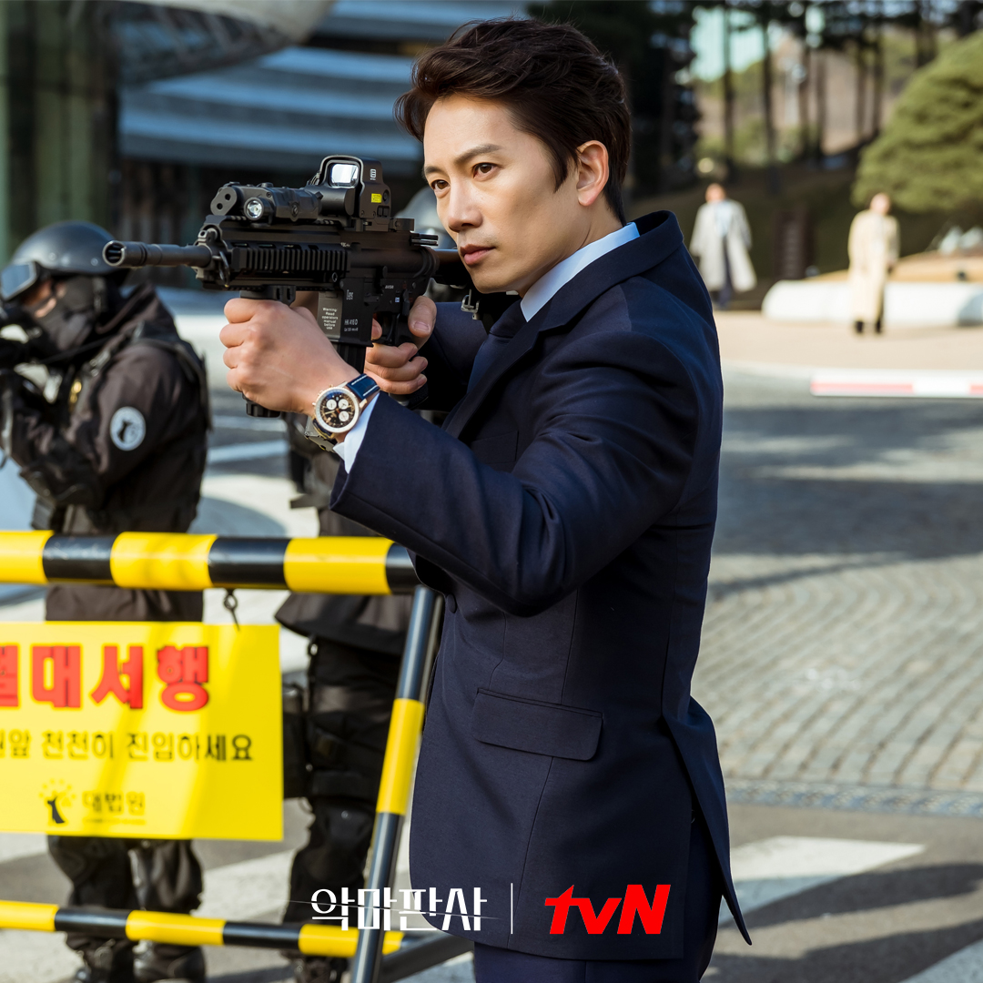 CJnDrama's tweet photo. 드디어 <악마판사> 첫 방송 D-DAY💜
총격 발포 전 지성x도로 위 진영?! 긴장감 MAX!

오늘 밤 9시 tvN 첫 방송
#악마판사 #thedeviljudge #tvN #토일드라마
#지성 #김민정 #진영 #박규영 https://t.co/Mk9AhykCTM