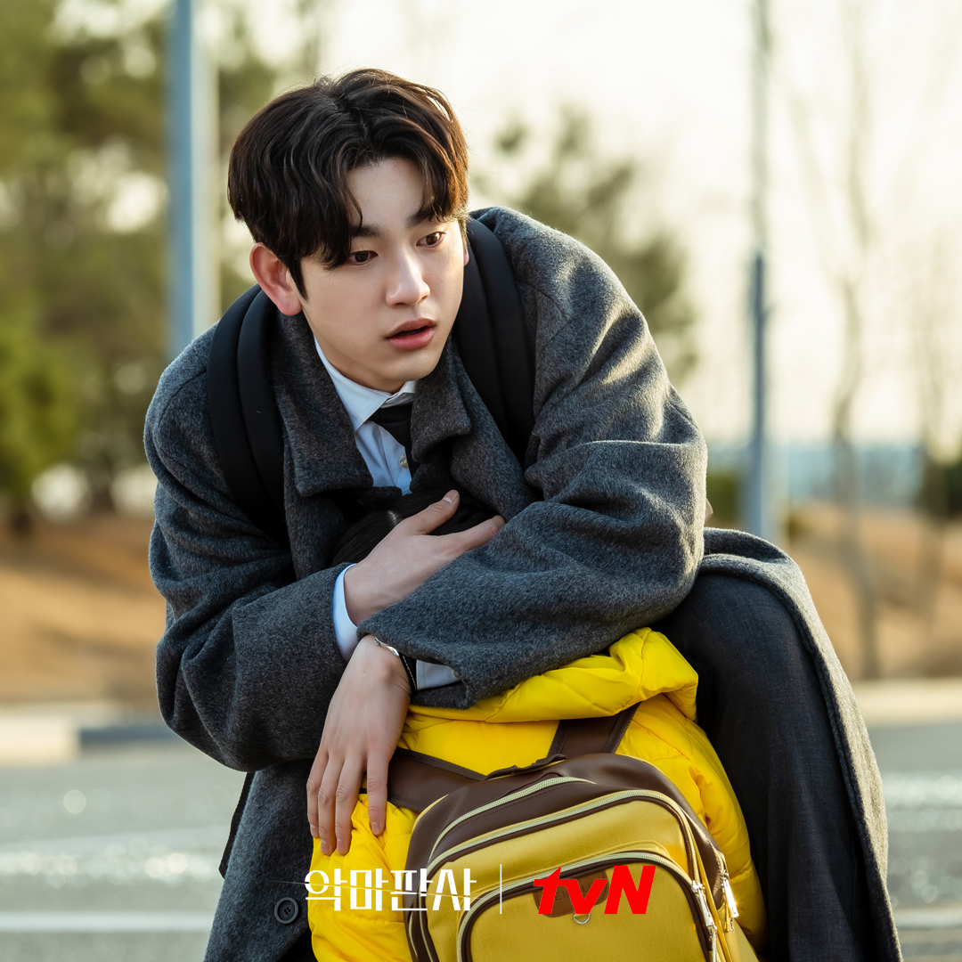 CJnDrama's tweet photo. 드디어 <악마판사> 첫 방송 D-DAY💜
총격 발포 전 지성x도로 위 진영?! 긴장감 MAX!

오늘 밤 9시 tvN 첫 방송
#악마판사 #thedeviljudge #tvN #토일드라마
#지성 #김민정 #진영 #박규영 https://t.co/Mk9AhykCTM